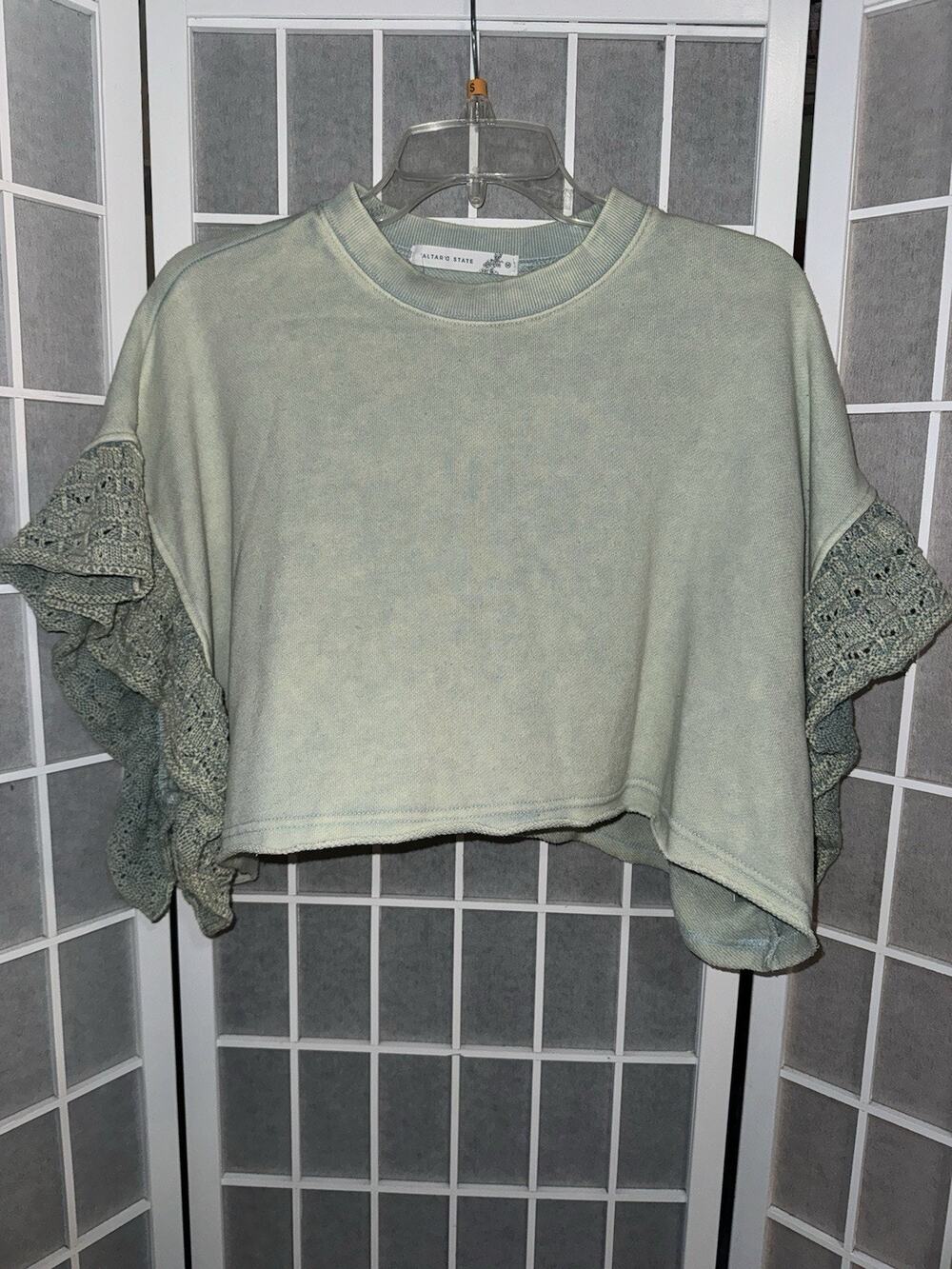 Altar’d State Top Womens Medium Green Cropped Flutter Sleeve Shirt NEW
